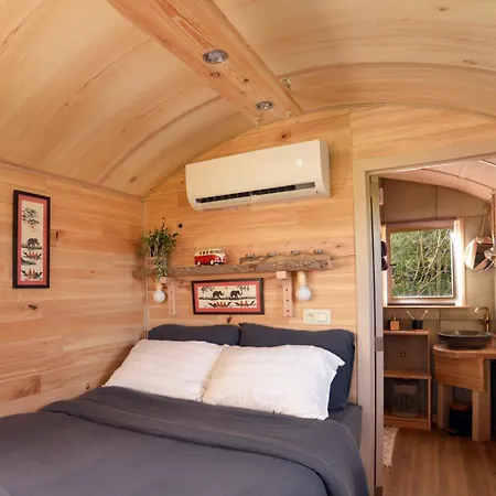 Insolites à - Roulottes Et Manoir - Roulotte Colibri * Chimay