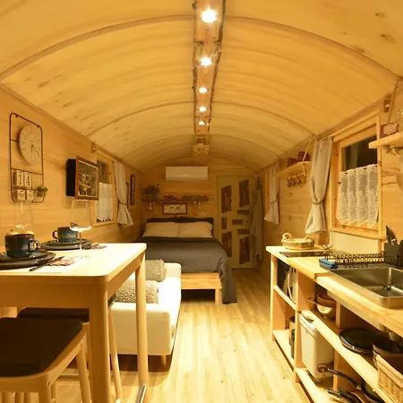 Insolites A - Roulottes Et Manoir - Roulotte Colibri