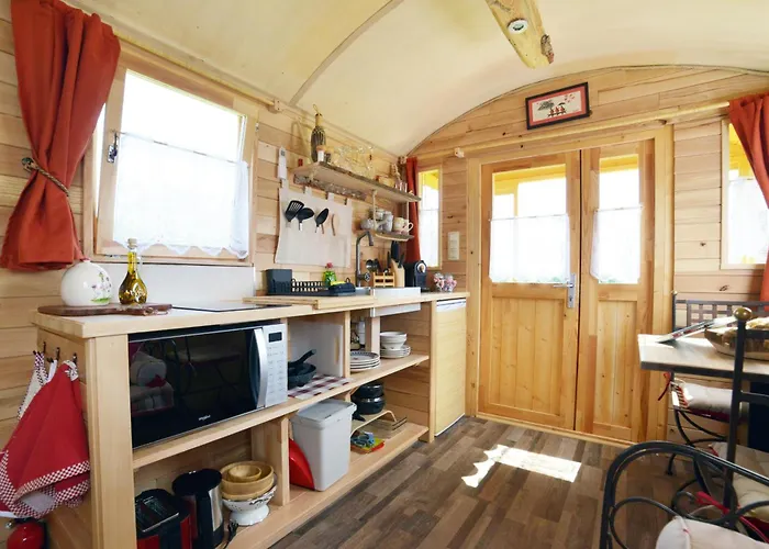 Insolites A Chimay - Les Roulottes A Riezes Landhaus Chimay