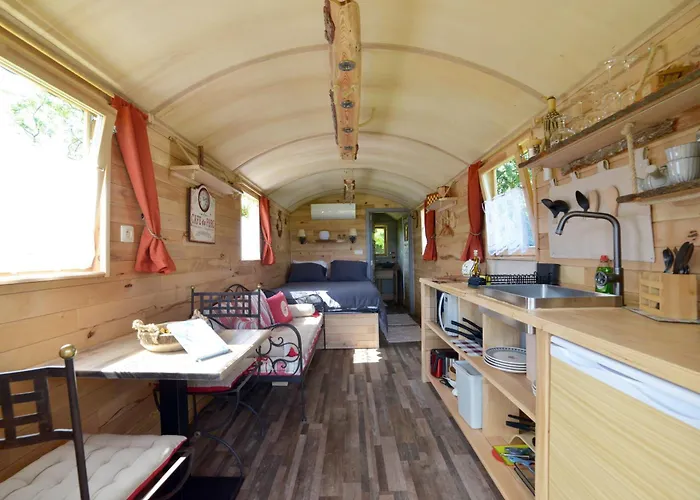 Insolites A Chimay - Les Roulottes A Riezes Landhaus Chimay