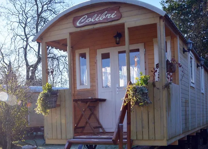 Insolites A Chimay - Les Roulottes A Riezes Landhaus Chimay