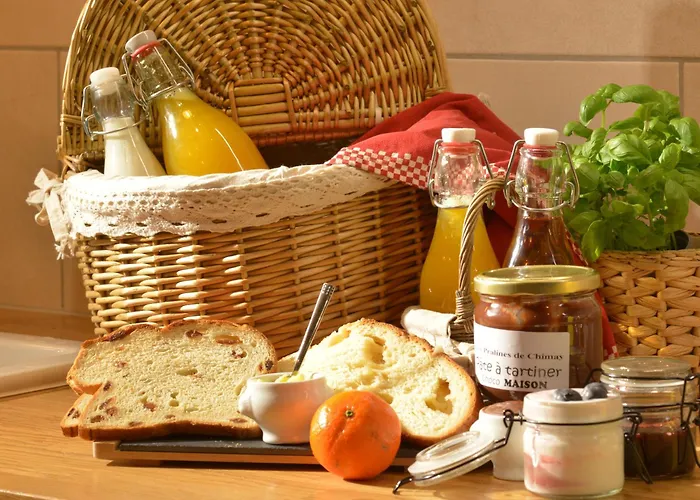 Landhuis Insolites A Chimay - Les Roulottes A Riezes *